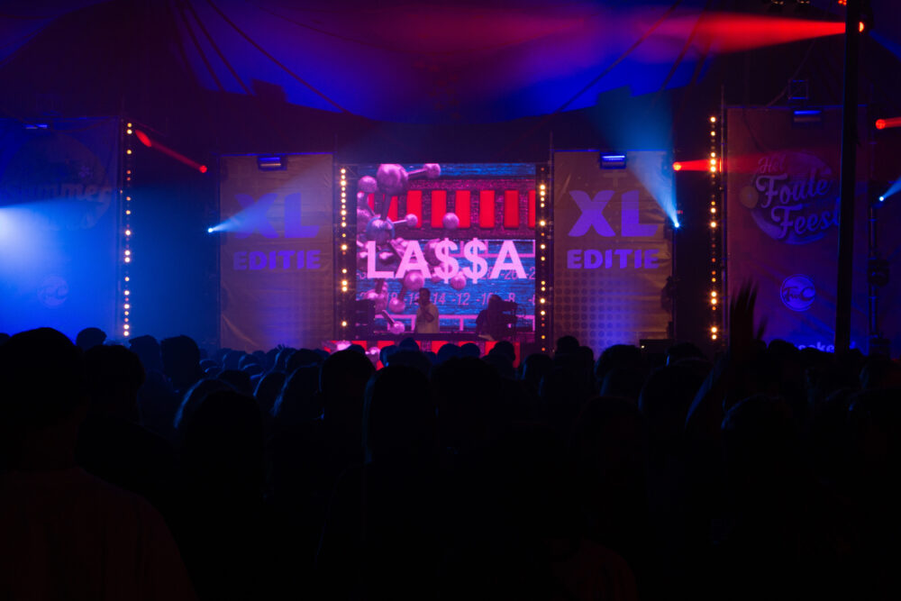 Feestende bezoekers en sfeerimpressie tijdens Feestweekend Clinge: Summervibes & Het Foute Feest 2024