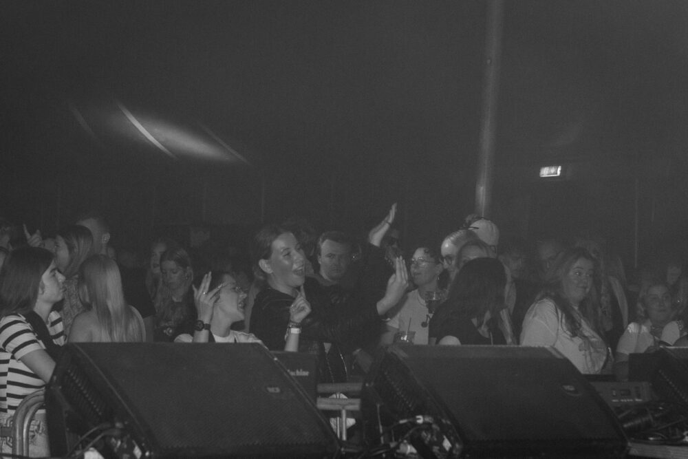 Feestende bezoekers en sfeerimpressie tijdens Feestweekend Clinge: Summervibes & Het Foute Feest 2024