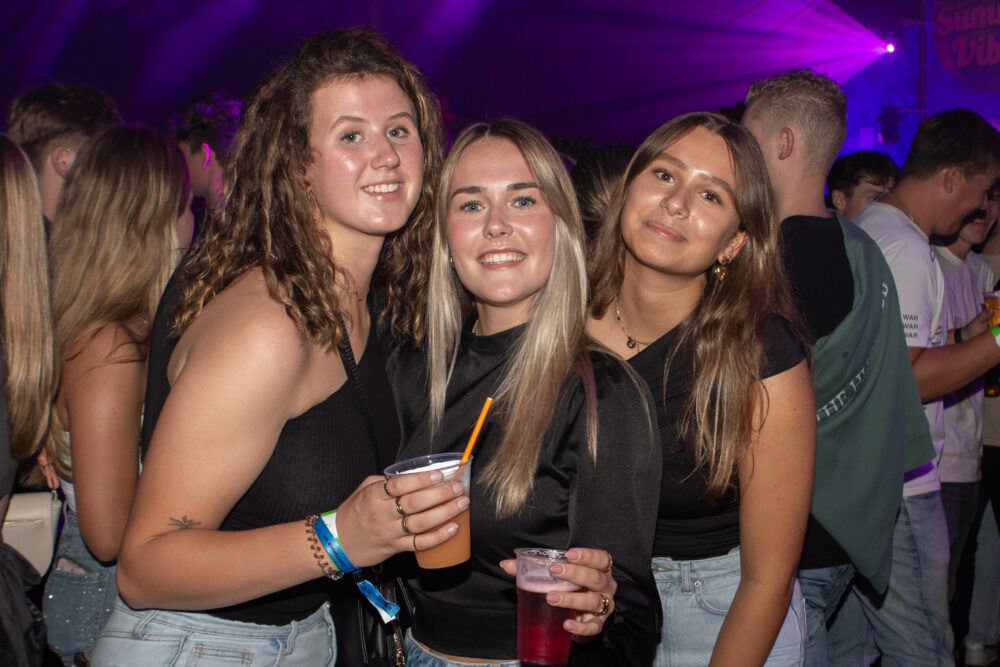 Feestende bezoekers en sfeerimpressie tijdens Feestweekend Clinge: Summervibes & Het Foute Feest 2024