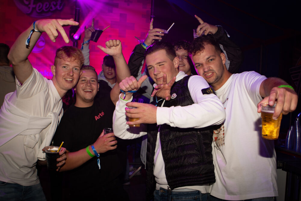 Feestende bezoekers en sfeerimpressie tijdens Feestweekend Clinge: Summervibes & Het Foute Feest 2024