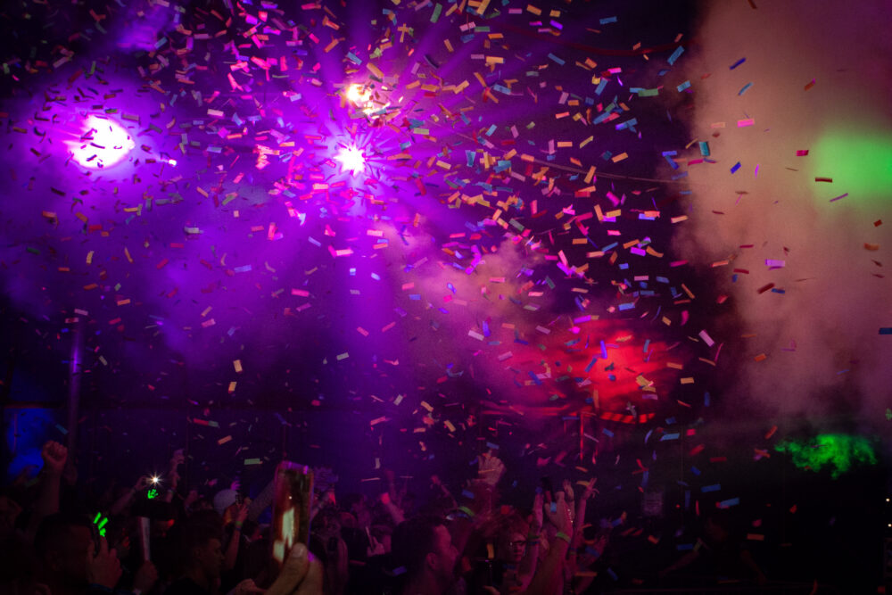 Feestende bezoekers en sfeerimpressie tijdens Feestweekend Clinge: Summervibes & Het Foute Feest 2024
