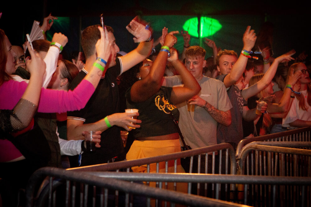 Feestende bezoekers en sfeerimpressie tijdens Feestweekend Clinge: Summervibes & Het Foute Feest 2024