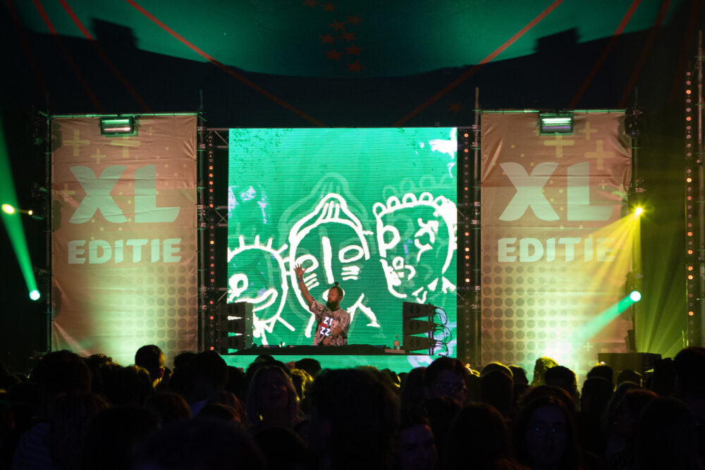 Feestende bezoekers en sfeerimpressie tijdens Feestweekend Clinge: Summervibes & Het Foute Feest 2024