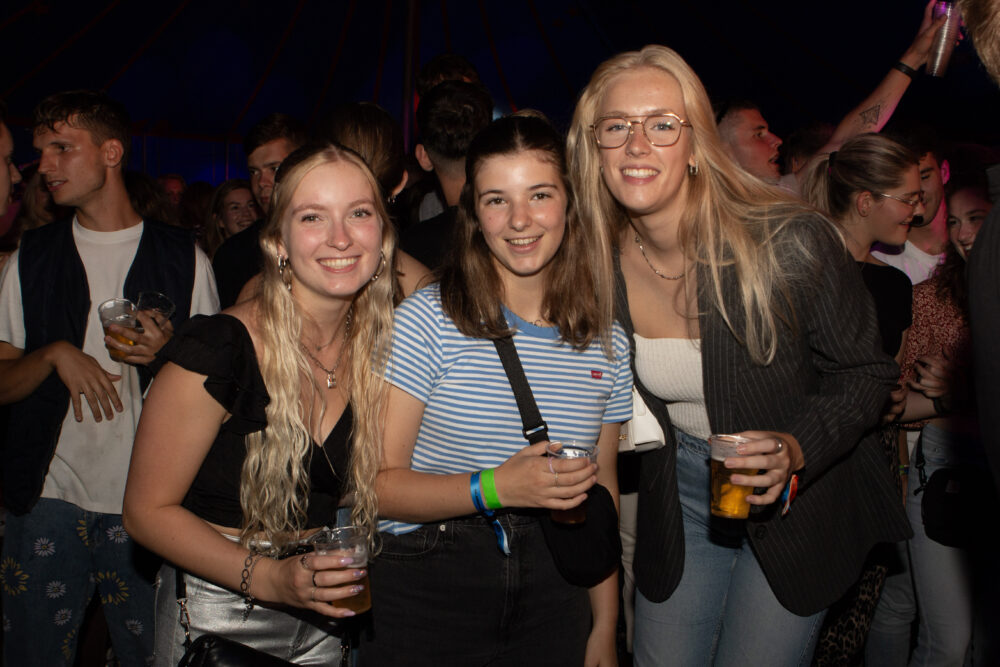 Feestende bezoekers en sfeerimpressie tijdens Feestweekend Clinge: Summervibes & Het Foute Feest 2024