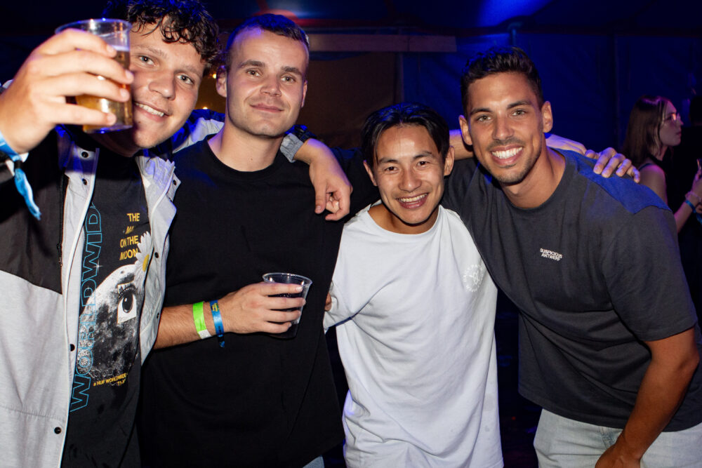 Feestende bezoekers en sfeerimpressie tijdens Feestweekend Clinge: Summervibes & Het Foute Feest 2024