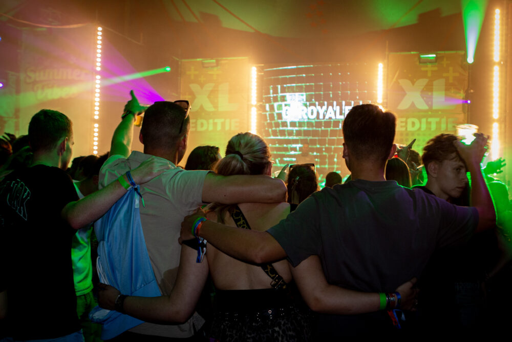Feestende bezoekers en sfeerimpressie tijdens Feestweekend Clinge: Summervibes & Het Foute Feest 2024