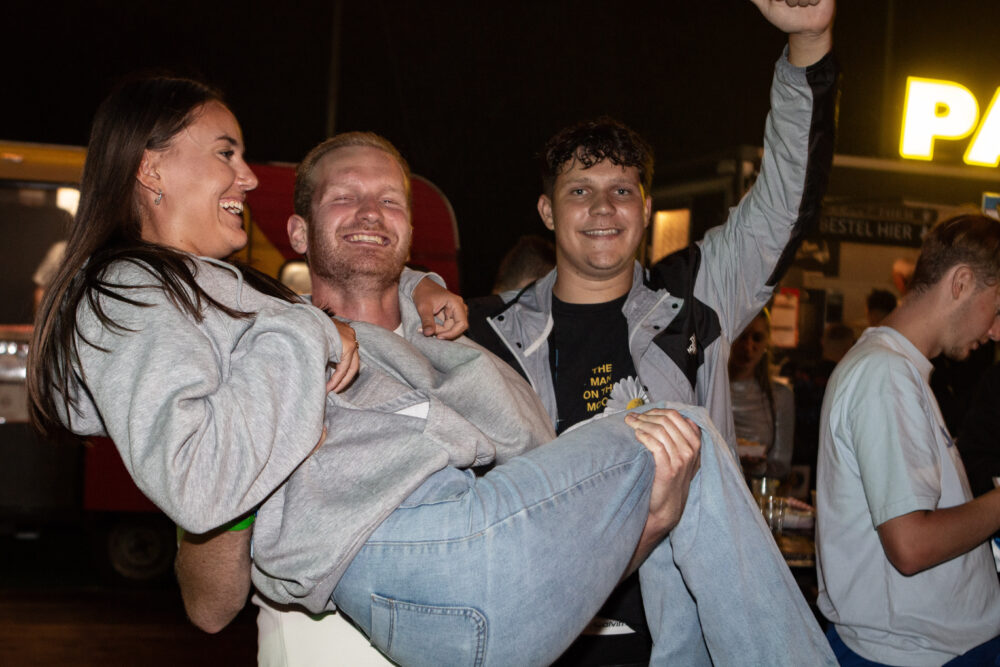 Feestende bezoekers en sfeerimpressie tijdens Feestweekend Clinge: Summervibes & Het Foute Feest 2024